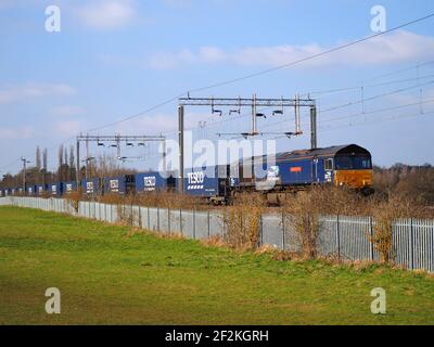 Direct Rail Services Classe 66 66428 "Carlisle Eden Mind" approcci Northampton trasporto di contenitori intermodali Tesco Foto Stock