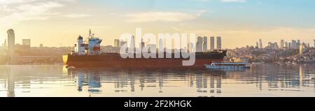 Nave da carico a Istanbul al tramonto. Stretto di Bosforo. Foto Stock