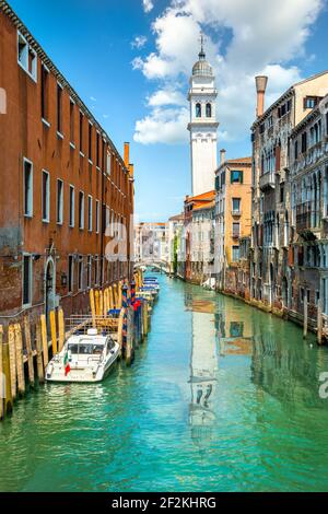 Canal in una serata di sole a Venezia Foto Stock