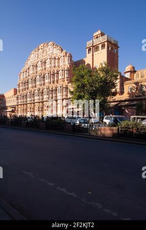 Vista verticale di Hawa Mahal dalla strada. Foto Stock