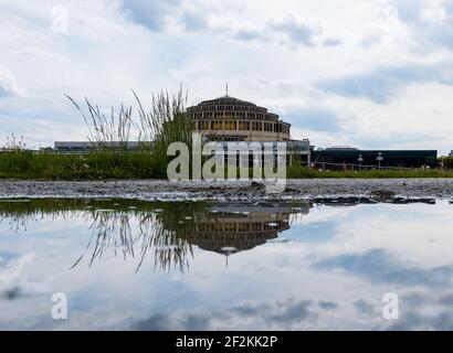 Wroclaw, Polonia - Maggio 13 2020: Centennial Hall riflessa in un piccolo puddle a giorno nuvoloso Foto Stock