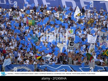 CALCIO - CAMPIONATO FRANCESE 2002/03 - 020819 - OLYMPIQUE MARSEILLE V OLYMPIQUE LYON - FANS OM - PHOTO DANIEL BARDOU / PREMERE FLASH Foto Stock