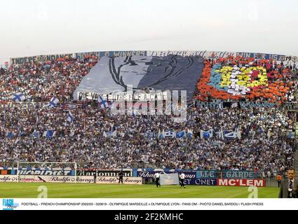 CALCIO - CAMPIONATO FRANCESE 2002/03 - 020819 - OLYMPIQUE MARSEILLE V OLYMPIQUE LYON - FANS OM - PHOTO DANIEL BARDOU / PREMERE FLASH Foto Stock