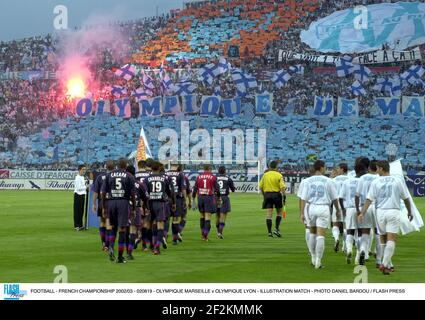 CALCIO - CAMPIONATO FRANCESE 2002/03 - 020819 - OLYMPIQUE MARSEILLE V OLYMPIQUE LIONE - ILLUSTRAZIONE PARTITA - FOTO DANIEL BARDOU / PREMERE FLASH Foto Stock