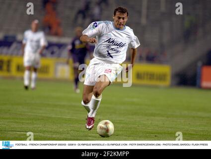 CALCIO - CAMPIONATO FRANCESE 2002/03 - 020819 - OLYMPIQUE MARSEILLE V OLYMPIQUE LYON - PIOTR SWIERCZEWSKI (OM) - FOTO DANIEL PRESSIONE BARDOU / FLASH Foto Stock