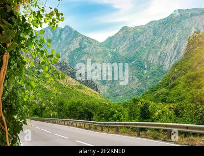 Paesaggio con l'immagine della strada di montagna in Montenegro Foto Stock