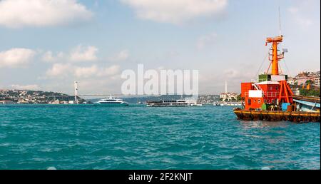 Nave da carico a Istanbul al tramonto. Stretto di Bosforo Foto Stock