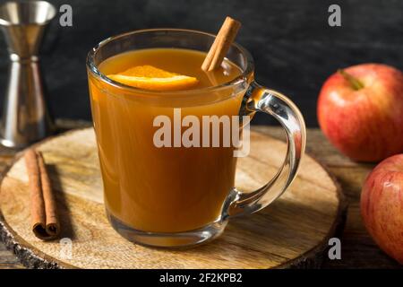 Cocktail caldo di sidro di mele boozy con Whiskey e Orange Foto Stock