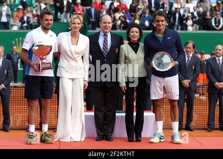 Stanislas Wawrinka, Svizzera, e Roger Federer, Svizzera, si allineano con il Principe Alberto II, la Principessa Charlene e Elisabeth-Anne de Massy dopo la finale dell'ATP Monte-Carlo Rolex Masters 2014, Monaco, il 20 aprile 2014. Photo Manuel Blondau / AOP PRESS / DPPI Foto Stock