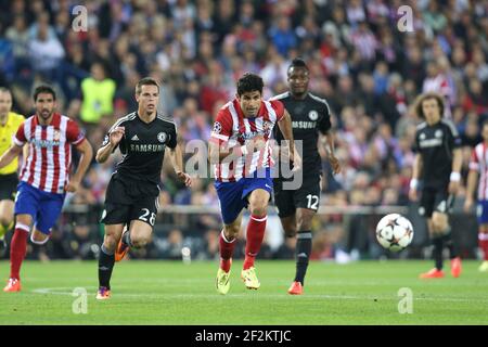 Diego Costa dell'Atletico de Madrid duelli per la palla con Cesar Azpilicueta del Chelsea FC durante la partita di calcio della UEFA Champions League 2013/2014 semi-finale, prima tappa tra Atletico Madrid e Chelsea il 22 aprile 2014 allo stadio Vicente Calderon di Madrid, Spagna. Photo Manuel Blondau / AOP Press / DPPI Foto Stock