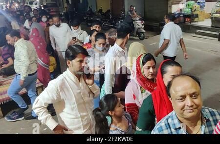 Beawar, India. 11 Marzo 2021. I devoti si trovano in fila per offrire preghiere al Signore Shiva al tempio Mahadev nel festival indù Maha Shivratri a Beawar. Maha Shivaratri è un giorno santo di nozze anniversario di Dio indù Shiva e Dea Parvati. (Foto di Sumit Saraswat/Pacific Press) Credit: Pacific Press Media Production Corp./Alamy Live News Foto Stock