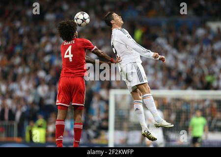 Dante del FC Bayern Monaco dirige il pallone sotto pressione di Cristiano Ronaldo del Real Madrid CF durante la partita di calcio della UEFA Champions League 2013/2014 semi-finale, prima tappa tra il Real Madrid e la Bayern Monaco il 23 aprile 2014 allo stadio Santiago Bernabeu di Madrid, Spagna. Photo Manuel Blondau / AOP Press / DPPI Foto Stock