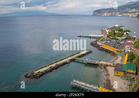 Vista panoramica della baia di Napoli con il Vesuvio sullo sfondo, Campania, Costiera Amalfitana, Italia Foto Stock