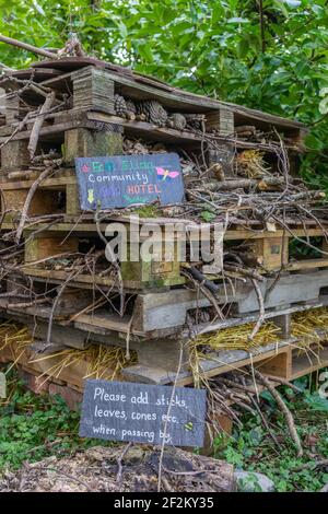 Eco Eling Community Bug Hotel con segnaletica, uno sforzo di conservazione della fauna selvatica nella New Forest, Hampshire, Regno Unito Foto Stock