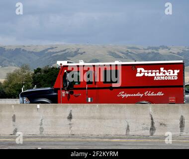 Dunbar Armored Truck sul 880 sopra Alameda Creek in Union Città California Foto Stock