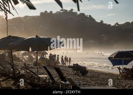 Turisti e sedie da spiaggia sulla spiaggia, Sayulita, Messico Foto Stock