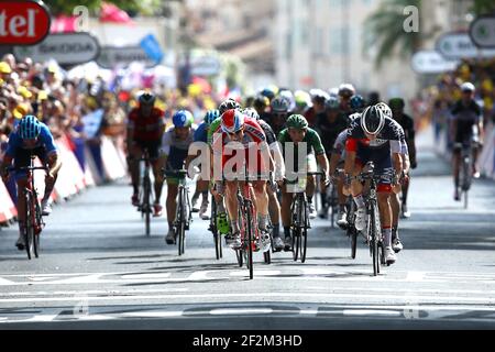 Alexander Kristoff della Norvegia (C) a cavallo per il Team Katusha sprint di vincere durante il Tour of France, UCI World Tour 2014, Stage 15, Tallard - Nimes (222 km), il 20 luglio 2014 - Foto Manuel Blondau / AOP Press / DPPI Foto Stock