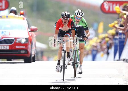 Frank Schleck del Lussemburgo in sella alla Trek Factory Racing guarda come attraversa il traguardo davanti a Bauke Mollema dei Paesi Bassi in sella alla Belkin Pro Cycling Team durante il Tour of France, UCI World Tour 2014, Stage 17, Saint-Gaudens - Saint-Lary Pla d'Adet (224,5 km), il 23 luglio, 2014 - Photo Manuel Blondau / AOP Press / DPPI Foto Stock