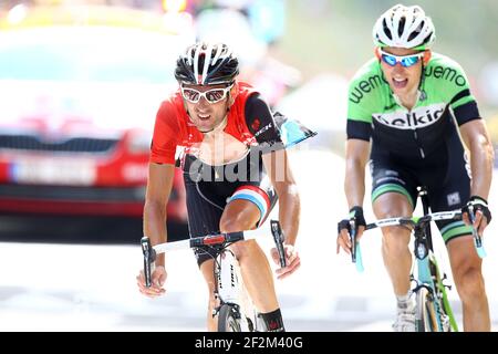 Frank Schleck del Lussemburgo in sella alla Trek Factory Racing guarda come attraversa il traguardo davanti a Bauke Mollema dei Paesi Bassi in sella alla Belkin Pro Cycling Team durante il Tour of France, UCI World Tour 2014, Stage 17, Saint-Gaudens - Saint-Lary Pla d'Adet (224,5 km), il 23 luglio, 2014 - Photo Manuel Blondau / AOP Press / DPPI Foto Stock