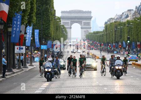 I piloti del Team Europcar vengono raffigurati durante la sfilata finale dopo il Tour of France, UCI World Tour 2014, Stage 21, Evry - Paris Champs Elysees (137,5 km), il 27 luglio 2014 - Foto Manuel Blondau / AOP Press / DPPI Foto Stock