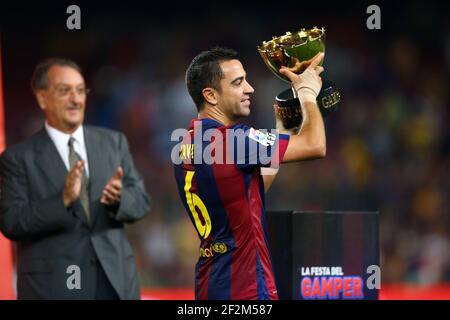 Xavi Hernandez festeggia con il trofeo durante la partita di calcio del Joan Gamper Trophy 2014 tra FC Barcelona e FC Leon il 18 agosto 2014 allo stadio Camp Nou di Barcellona, Spagna. Photo Manuel Blondau / AOP Press / DPPI Foto Stock