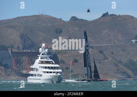 Defender Oracle Team USA pratica il 7° giorno della America's Cup 34 vela fuori San Francisco (West USA), 18 settembre 2013 - Foto : Christophe Favreau / DPPI - Yacht di lusso in primo piano e elicottero multimediale in background Foto Stock