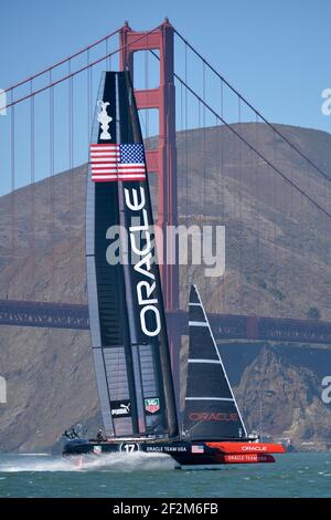 Defender Oracle Team USA pratica il 7° giorno della America's Cup 34 vela fuori San Francisco (West USA), 18 settembre 2013 - Foto : Christophe Favreau / DPPI - Golden Gate Bridge in background Foto Stock