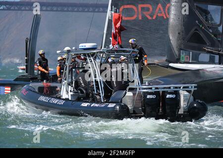 Defender Oracle Team USA pratica il 7° giorno della America's Cup 34 vela fuori San Francisco (West USA), 18 settembre 2013 - Foto : Christophe Favreau / DPPI - Philippe Presti (consulente francese marinaio è in motoscafo) Foto Stock