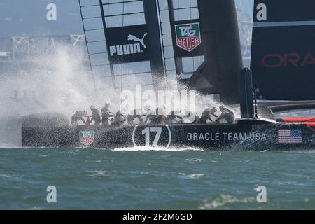 Defender Oracle Team USA pratica il 7° giorno della America's Cup 34 vela fuori San Francisco (West USA), 18 settembre 2013 - Foto : Christophe Favreau / DPPI Foto Stock