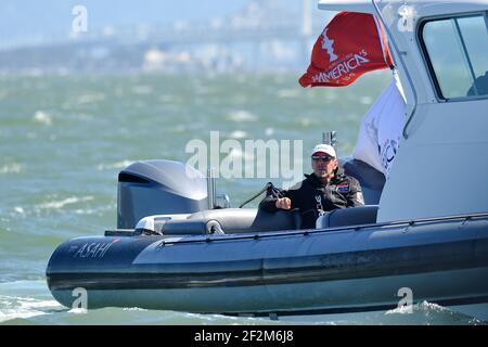 Larry Ellison (Defender Oracle Team proprietario USA) guardando nella sua barca a motore il sesto giorno della Coppa America 34 vela fuori San Francisco (Stati Uniti occidentali), 15 settembre 2013 - Foto : Christophe Favreau / DPPI - Foto Stock