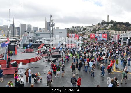 Ambiance girato su una giornata bagnata davanti al giorno dieci al parco America's Cup 34 a San Francisco (Stati Uniti occidentali), 21 settembre 2013 - Foto : Christophe Favreau / DPPI - Foto Stock