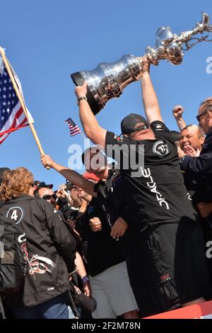 Defender Oracle Team USA ha vinto la coppa 9-8 contro il Challenger Emirates Team New Zealand durante l'ultimo giorno della America's Cup 34 a San Francisco (West USA), 25 settembre 2013 - Foto : Christophe Favreau / DPPI - Larry Ellison guarda il trofeo Foto Stock