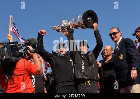 Defender Oracle Team USA ha vinto la coppa 9-8 contro il Challenger Emirates Team New Zealand durante l'ultimo giorno della America's Cup 34 a San Francisco (West USA), 25 settembre 2013 - Foto : Christophe Favreau / DPPI - Trophy Hold Aloft di Larry Ellison e James Spithill / Skipper Foto Stock