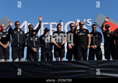 Defender Oracle Team USA ha vinto la coppa 9-8 contro Challenger Emirates Team New Zealand durante l'ultimo giorno della Coppa America 34 a San Francisco (West USA), 25 settembre 2013 - Foto : Christophe Favreau / DPPI - equipaggio ETNZ con Dean Barker / Skipper e Grant Dalton / Team manager Foto Stock