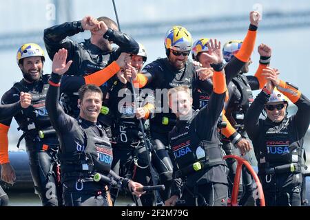 Celebrazione dei membri dell'equipaggio del Defender Oracle Team USA dopo aver vinto la coppa 9-8 contro Challenger Emirates Team New Zealand durante l'ultimo giorno della Coppa America 34 a San Francisco (West USA), 25 settembre 2013 - Foto : Christophe Favreau / DPPI - Foto Stock