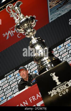 Defender Oracle Team USA ha vinto la coppa 9-8 contro Challenger Emirates Team New Zealand durante l'ultimo giorno della Coppa America 34 a San Francisco (West USA), 25 settembre 2013 - Foto : Christophe Favreau / DPPI - Larry Ellison / CEO Oracle con il trofeo alla conferenza stampa dopo la vittoria Foto Stock