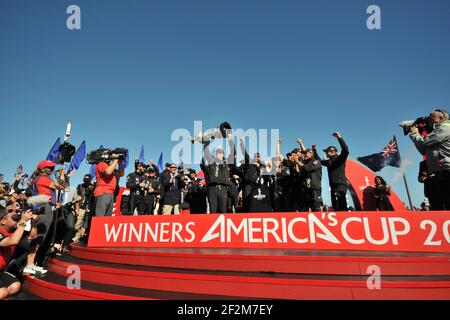 Defender Oracle Team USA ha vinto la coppa 9-8 contro Challenger Emirates Team New Zealand durante l'ultimo giorno della America's Cup 34 a San Francisco (West USA), 25 settembre 2013 - Foto : Christophe Favreau / DPPI - Larry Ellison / CEO Oracle tenere in mano il trofeo Foto Stock