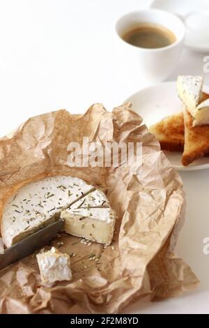 Delizioso Camembert di formaggio francese, toast freschi con una tazza di caffè. Stile degli alimenti. Colazione francese, brunch. Foto Stock