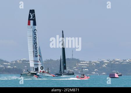 Groupama Team France skippered by Franck Cammas racing Oracle Team USA skippered by James Spithill durante la Louis Vuitton Americas Cup Qualifiers, Day 4 di corse nel Grande suono di Hamilton, Bermuda il 30 maggio 2017 - Photo Christophe Favreau / DPPI Foto Stock