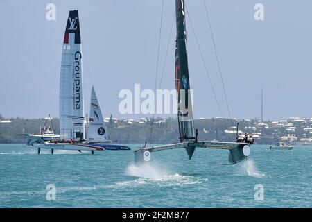 Groupama Team France skippered by Franck Cammas racing Oracle Team USA skippered by James Spithill durante la Louis Vuitton Americas Cup Qualifiers, Day 4 di corse nel Grande suono di Hamilton, Bermuda il 30 maggio 2017 - Photo Christophe Favreau / DPPI Foto Stock