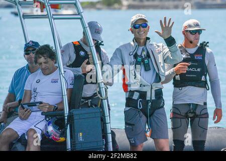 Philippe Presti, team manager di Oracle Team USA, scuoiato da James Spithill durante la Louis Vuitton Americas Cup Qualifiers, Day 4 di corse nel Grande suono di Hamilton, Bermuda il 30 maggio 2017 - Foto Christophe Favreau / DPPI Foto Stock