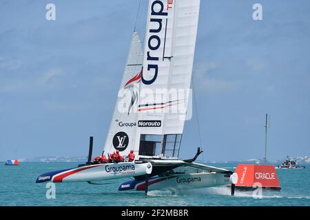 Groupama Team France skippered by Franck Cammas racing Oracle Team USA skippered by James Spithill durante la Louis Vuitton Americas Cup Qualifiers, Day 4 di corse nel Grande suono di Hamilton, Bermuda il 30 maggio 2017 - Photo Christophe Favreau / DPPI Foto Stock