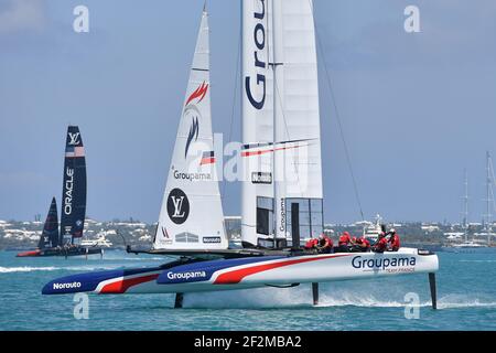 Groupama Team France skippered by Franck Cammas racing Oracle Team USA skippered by James Spithill durante la Louis Vuitton Americas Cup Qualifiers, Day 4 di corse nel Grande suono di Hamilton, Bermuda il 30 maggio 2017 - Photo Christophe Favreau / DPPI Foto Stock