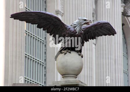 Aquila americana scolpita a Grand Central all'angolo tra Vanderbilt Avenue e East 42nd Street, primo piano, iconico dettaglio architettonico, New York, NY Foto Stock