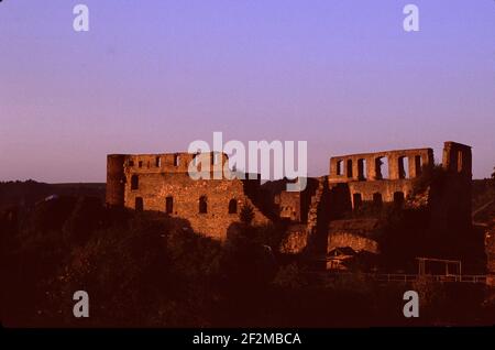 San Goar, Germania. 19/9/2000. Schloss Rheinfels si affaccia sul fiume Reno. Iniziato nel 1245. Saccheggiato dall'esercito rivoluzionario francese 1797. Ottimo ristorante e colazione inclusi. Le camere sono bellissime. Rovine da esplorare per il più grande castello sul Reno. Foto Stock