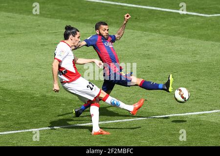 Dani Alves del FC Barcellona duelli per la palla con Lica di Rayo Vallecano durante il campionato spagnolo Liga Football Match tra FC Barcellona e Rayo Vallecano l'8 marzo 2015 allo stadio Camp Nou di Barcellona, Spagna. Photo Manuel Blondau / AOP Press / DPPI Foto Stock