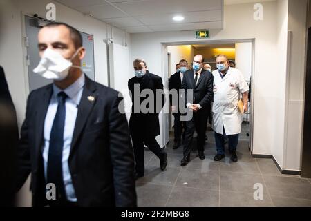 Il primo ministro francese Jean Castex incontra i medici che arrivano all'ospedale la Pitie-Sampetriere, AP-HP (Assistance Publique - Hopitaux de Paris) per visitare l'unità di terapia intensiva (ICU) a Parigi il 12 marzo 2021. La massima autorità sanitaria della Francia ha dichiarato il 12 marzo 2021 di aver approvato un vaccino da parte del gruppo farmaceutico statunitense Johnson & Johnson per l'uso contro Covid-19. Foto di Raphael Lafargue/ABACAPRESS.COM Foto Stock