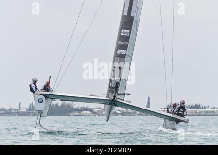 SoftBank Team Japan skipped by Dean Barker durante la Louis Vuitton Americas Cup Qualifier, Day 6 di corse nel Grande suono di Hamilton, Bermuda il 1 giugno 2017 - Foto Christophe Favreau / DPPI Foto Stock