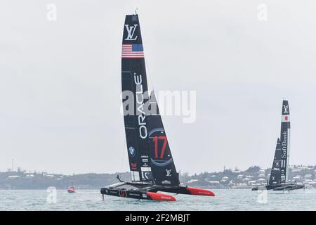 SoftBank Team Japan skippered by Dean Barker Racing Oracle Team USA skippered by James Spithill durante la Louis Vuitton Americas Cup Qualifiers, Day 6 di corse nel Grande suono di Hamilton, Bermuda il 1 giugno 2017 - Photo Christophe Favreau / DPPI Foto Stock