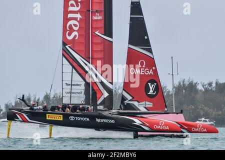 Emirates Team New Zealand skippered by Peter Burling racing Oracle Team USA skippered by James Spithill durante la Louis Vuitton Americas Cup Qualifiers, Day 6 di corse nel Grande suono di Hamilton, Bermuda il 3 giugno 2017 - Photo Christophe Favreau / DPPI Foto Stock